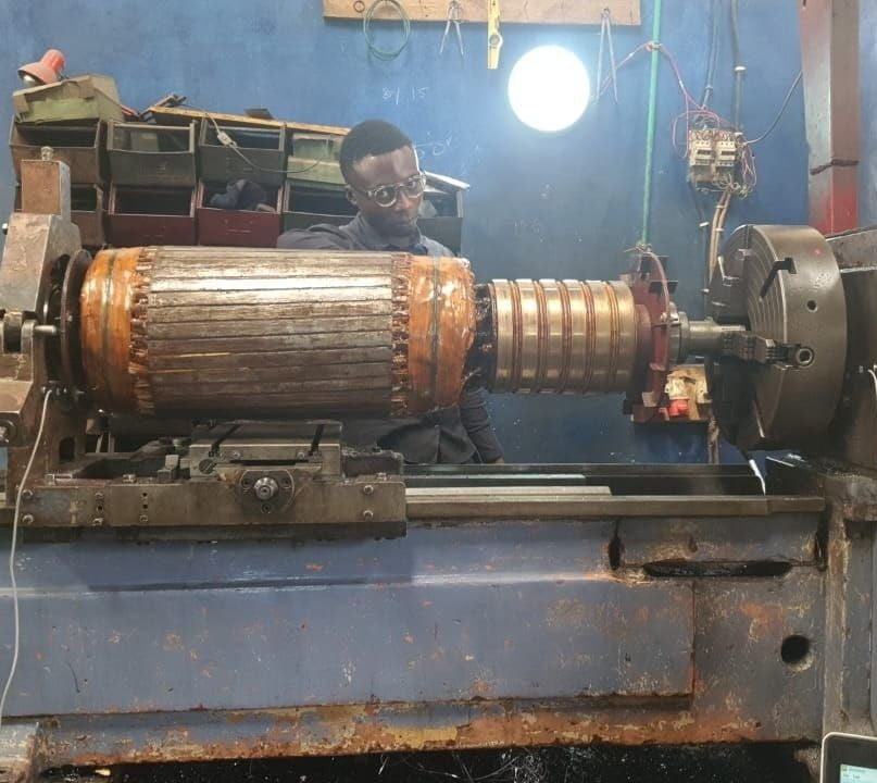 Equilibragem do rotor de um motor elétrico de grande porte: um engenheiro executa o procedimento de equilibragem dinâmica numa máquina especializada