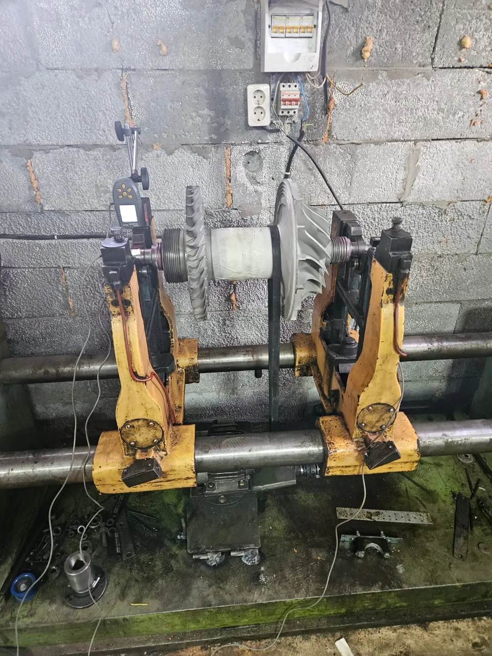Bancada de equilíbrio modernizada com Balanset-1A OEM a trabalhar num rotor.