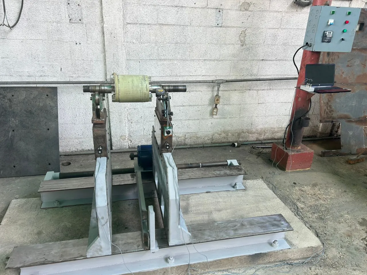 Outra vista de uma bancada modernizada a equilibrar uma turbina a gás.