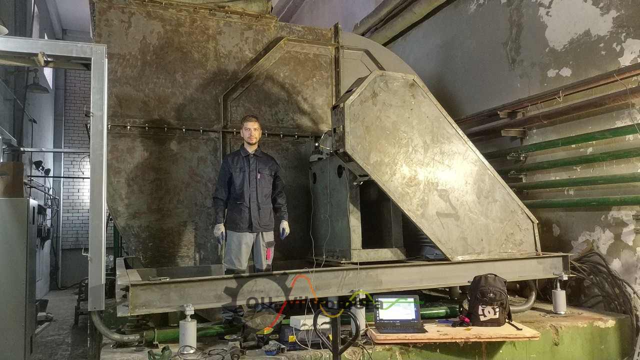 Engenheiro executando balanceamento em campo de ventilador industrial usando equipamento portátil