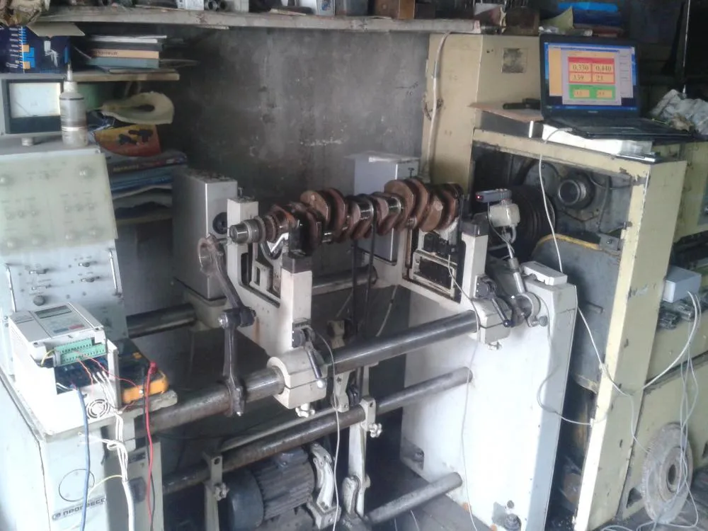 Grande plano da integração do Balanset-1A OEM no controlo de uma antiga bancada de equilíbrio.